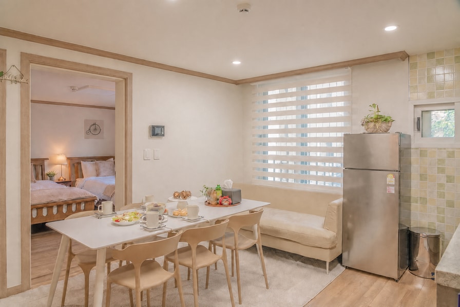 DongPyun House 302호 LED 매립등이 설치된 밝은 다이닝 거실