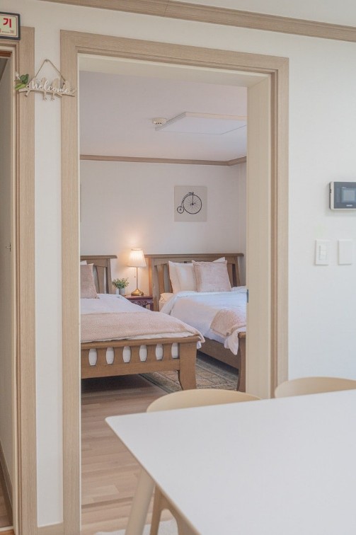 DongPyun House 302호 현관에서 본 실내